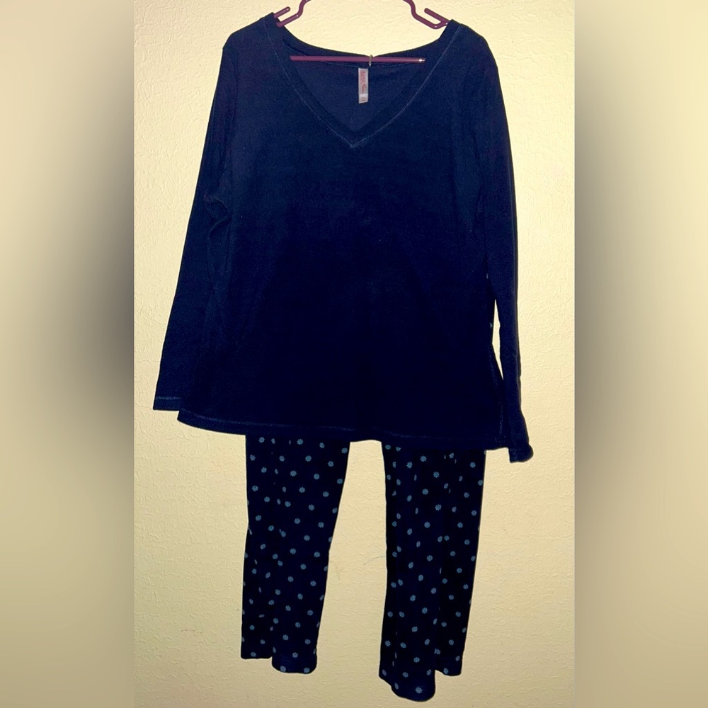 Gillian & O’Malley sleepwear navy with snowflakes on the pants